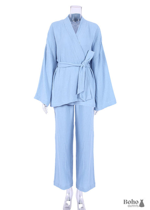 Conjunto de pijama bohemio de Emily Cotton en azul y azul marino.